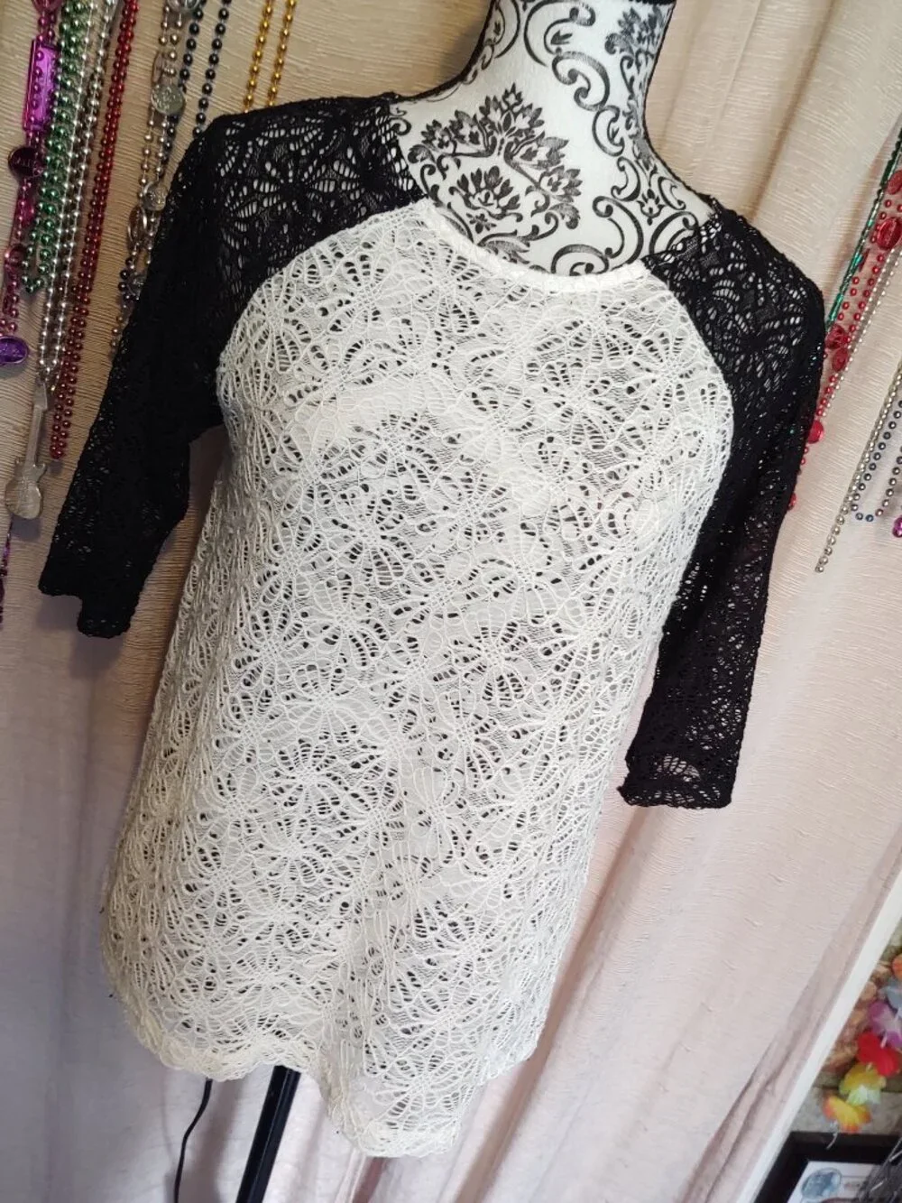 MINKPINK Black & White Daisy Lace Baseball TeeTop Large
